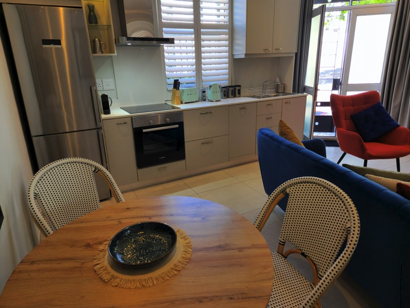 8a Loader Street - dining & kitchen