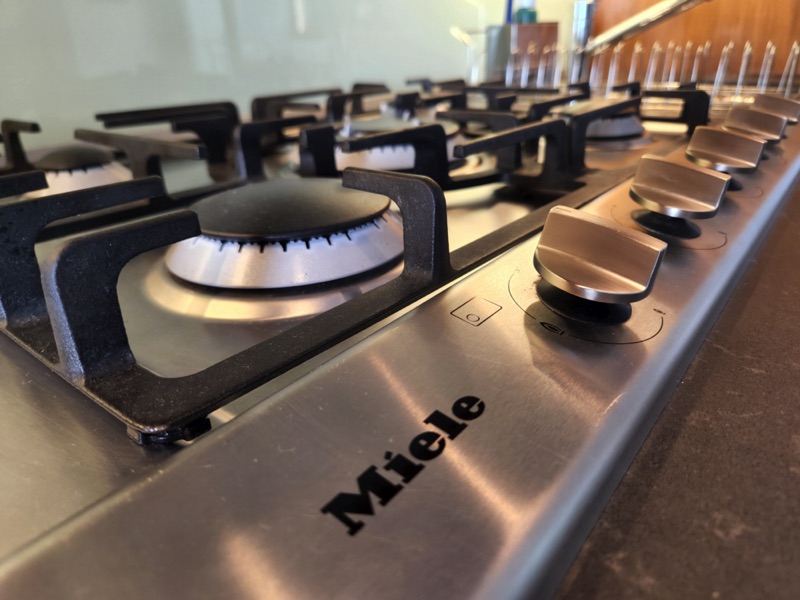 2 Bayview Terrace - kitchen stove
