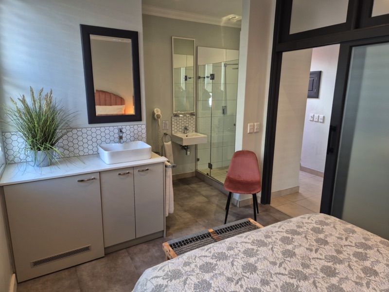 8b Loader Street - bedroom & en-suite