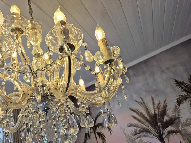 19 Jarvis Street - Living room chandelier