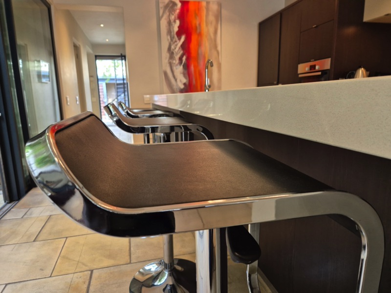 7 Bayview Terrace - kitchen stools