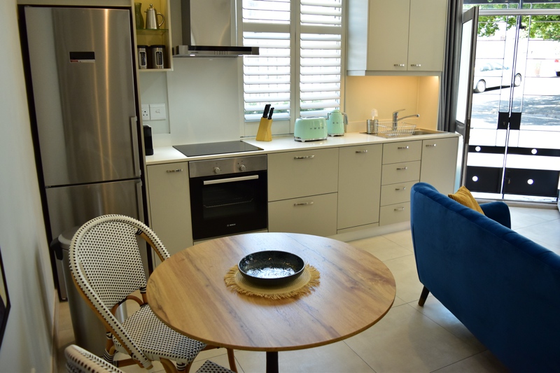 8a Loader Street - dining & kitchen