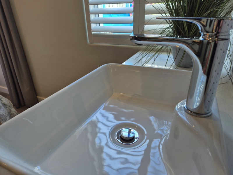 8b Loader Street - en-suite sink area