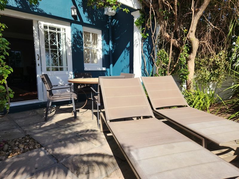 4 Bayview Terrace - poolside sun loungers
