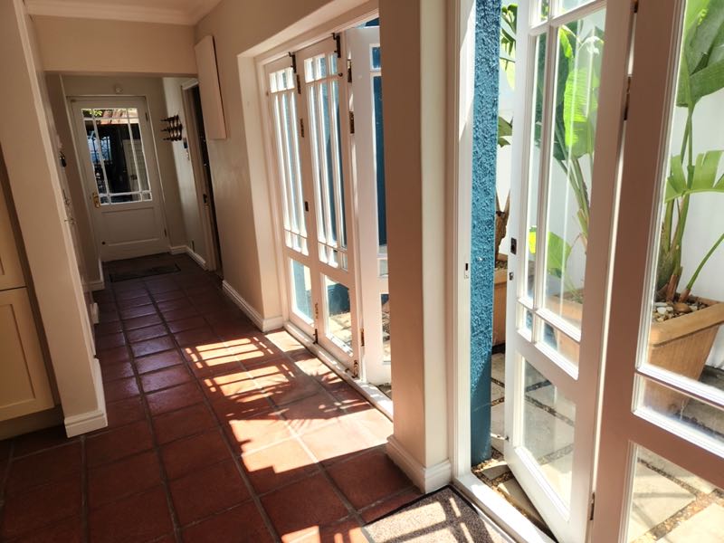 4 Bayview Terrace - courtyard & entrance hallway