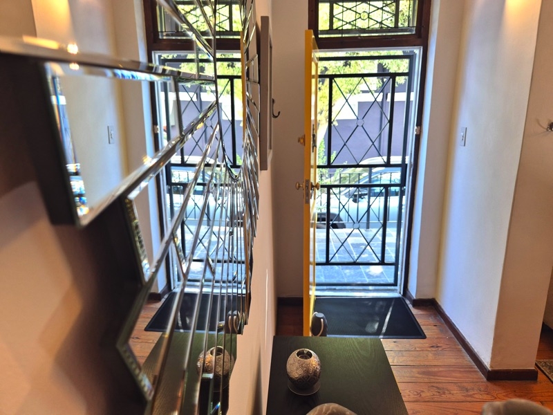 19 Jarvis Street - entrance & living room