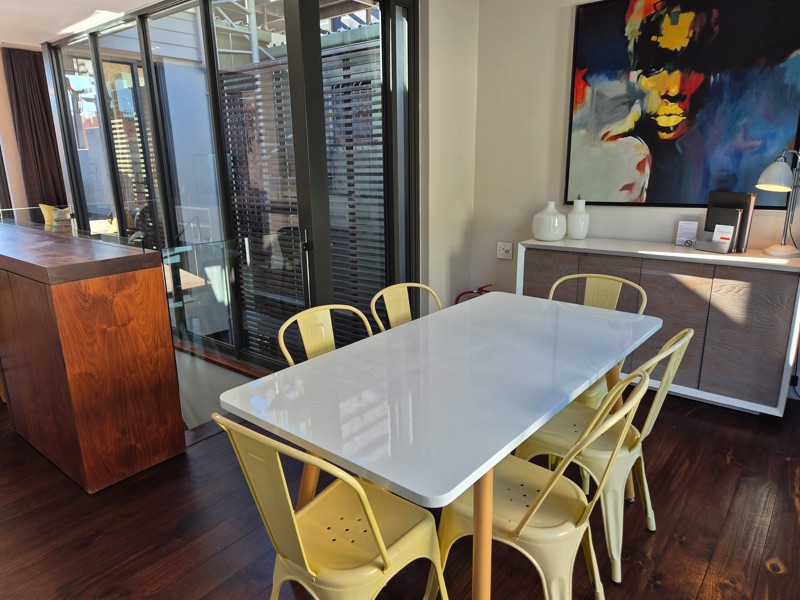 77 Loader Street - dining area