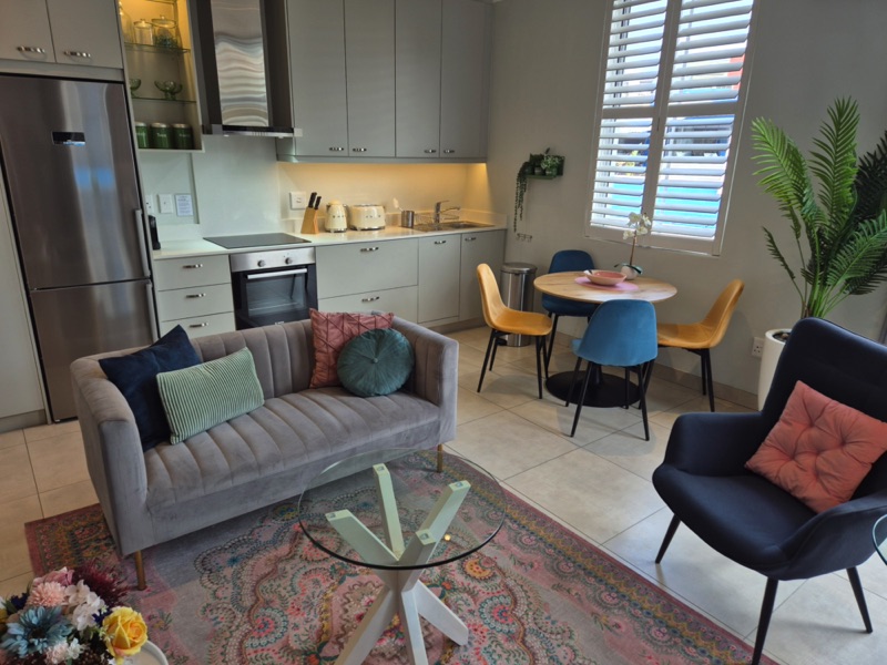 8b Loader Street - dining & kitchen
