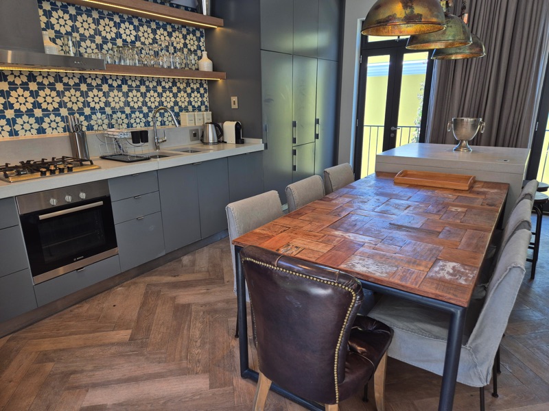 9a Loader Street - Dining area & kitchen