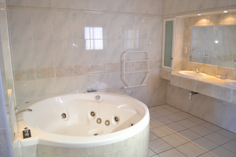 4 Bayview Terrace - bedroom 1 en-suite
