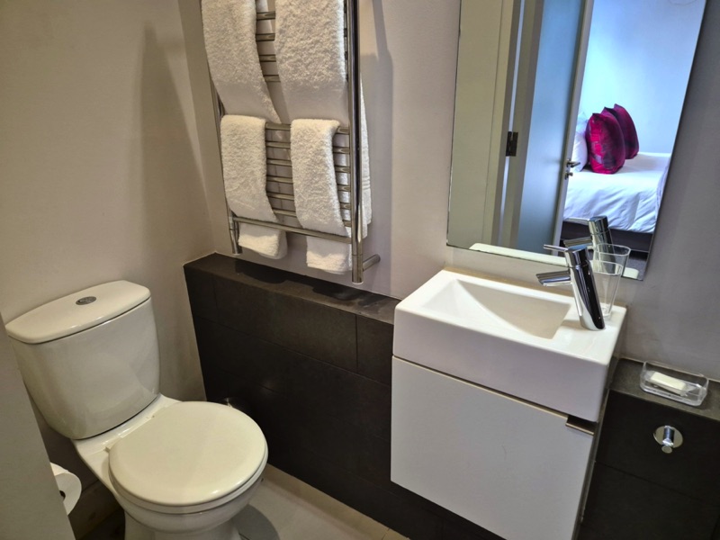 77 Loader Street - bedroom 2 en-suite