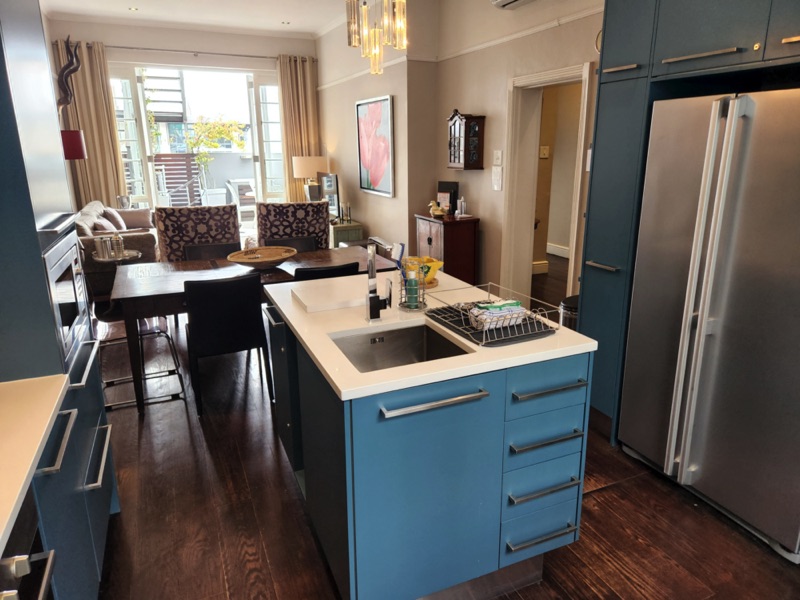 10 Loader Street - kitchen & dining area