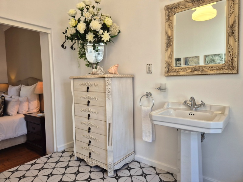 19 Jarvis Street - Bedroom 1 & en-suite
