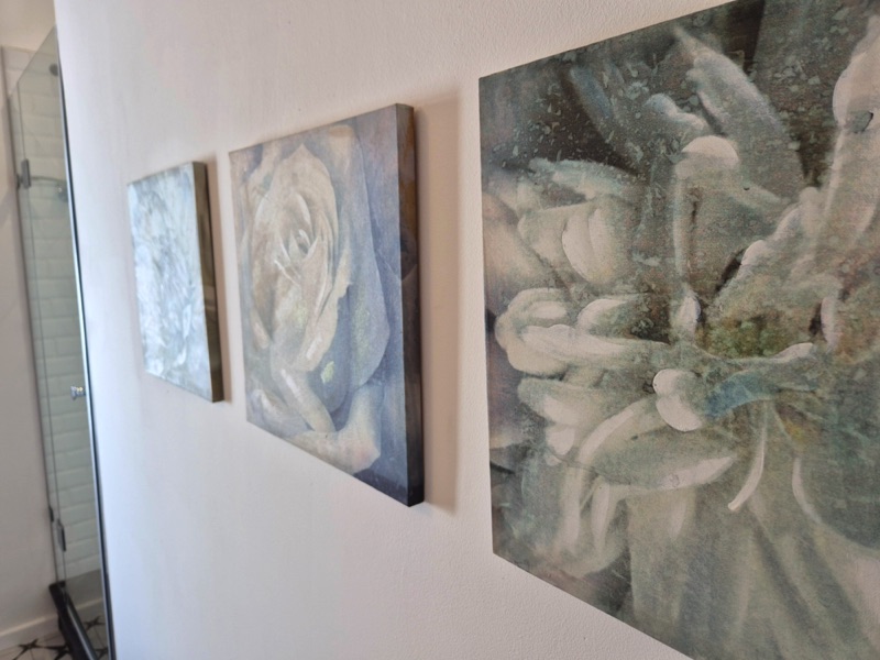 19 Jarvis Street - Bedroom 1 en-suite wall art
