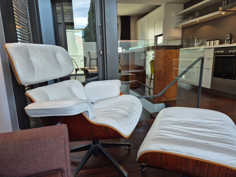 77 Loader Street - living room armchair