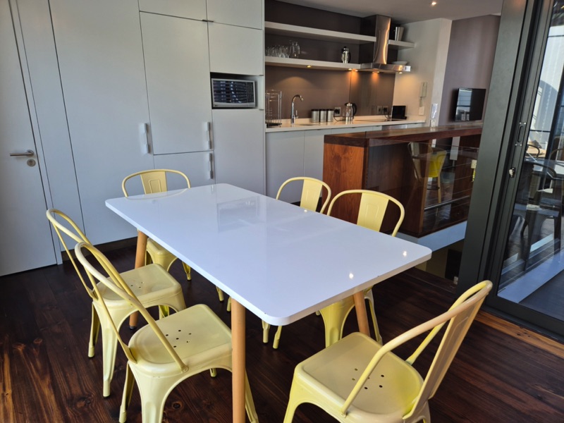 77 Loader Street - dining area
