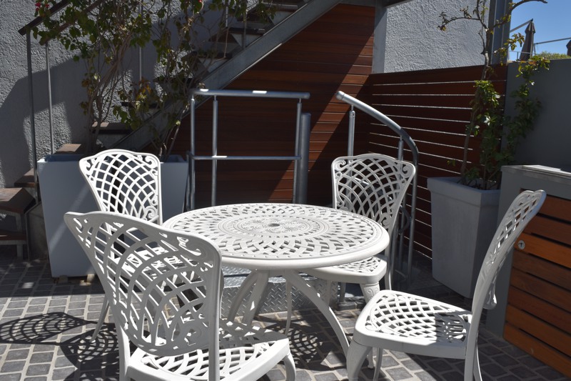 10 Loader Street - pool terrace seating