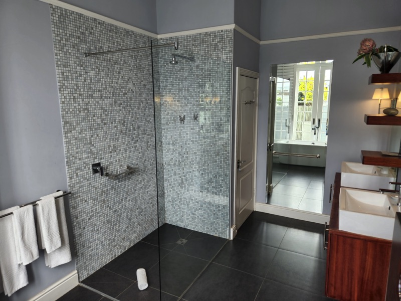 10 Loader Street - main bathroom