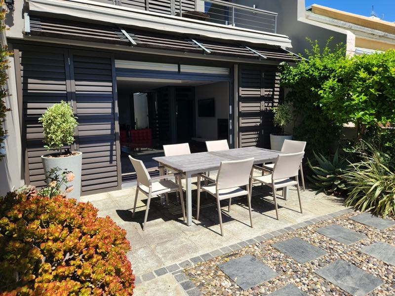 2 Bayview Terrace - pool area seating