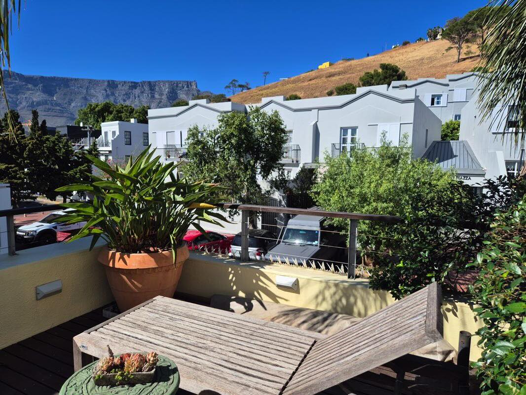 70 Loader Street - Hot tub deck view