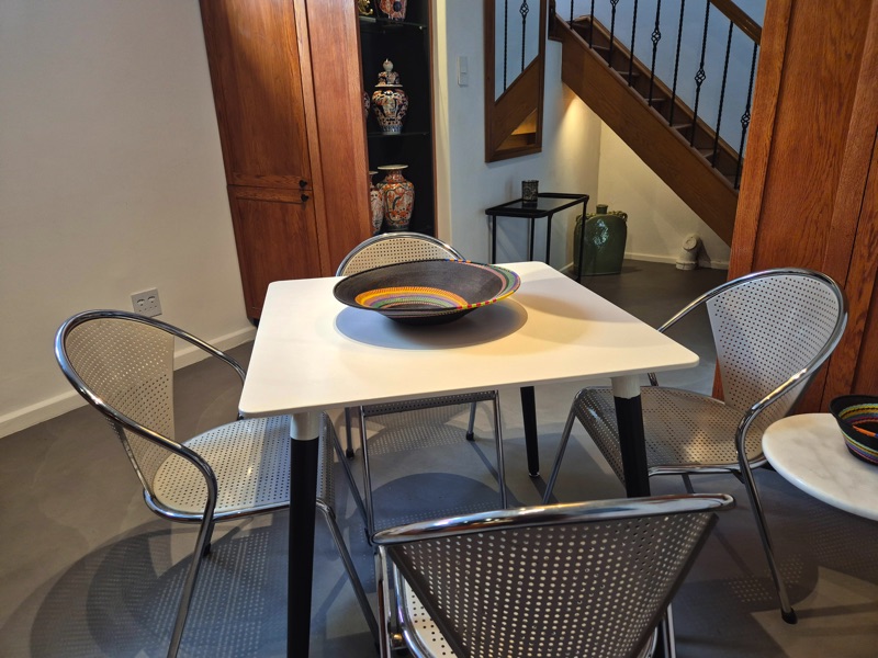 19 Jarvis Street - Kitchen seating