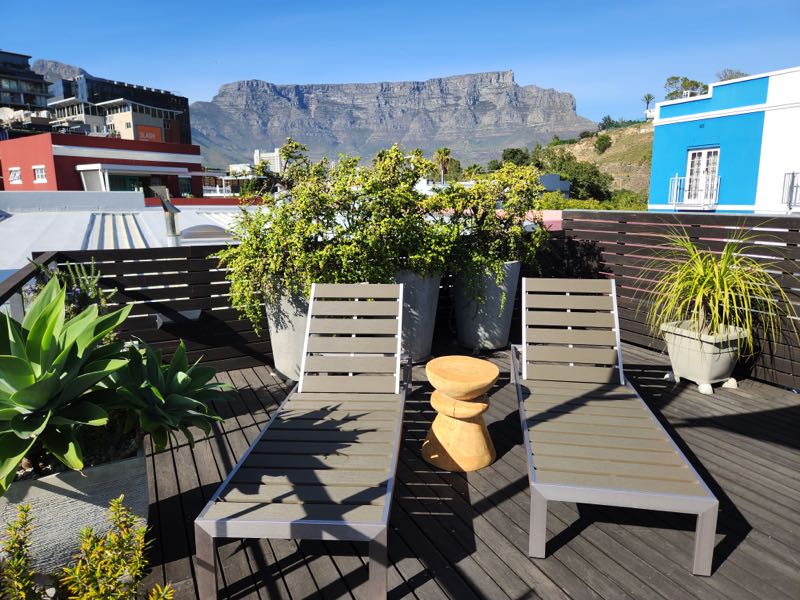 10 Loader Street - roof deck sun loungers