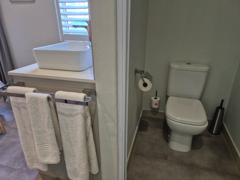 8b Loader Street - open plan en-suite & toilet