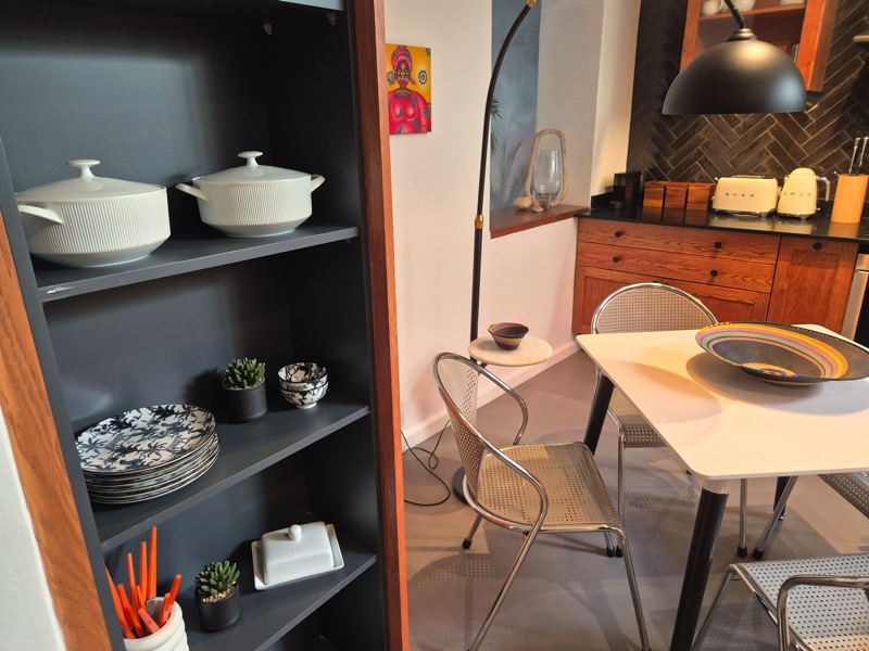 19 Jarvis Street - Kitchen crockery