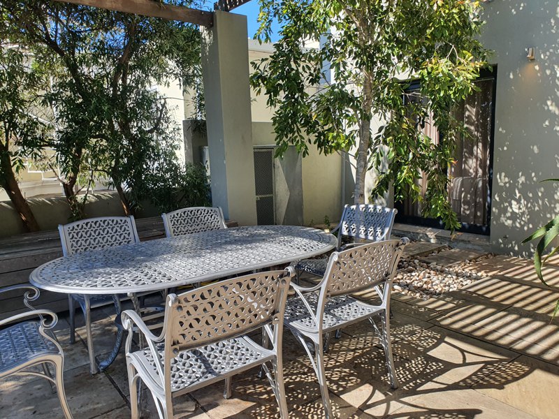 24 Loader Street - garden with pond
