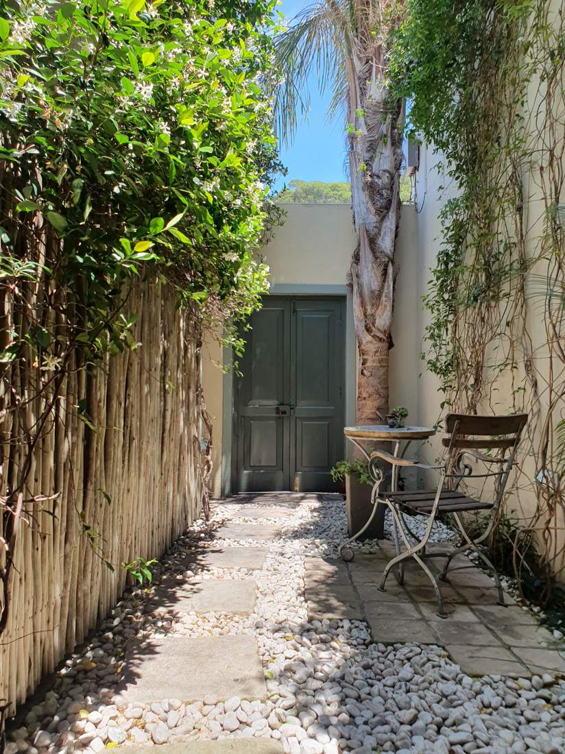 70 Loader Street - courtyard & garage entrance