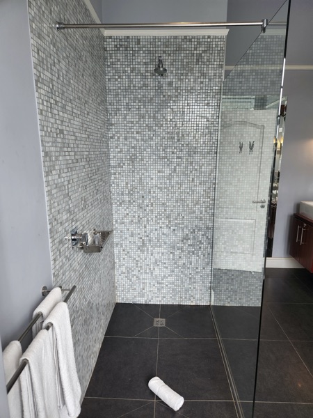 10 Loader Street - main bathroom