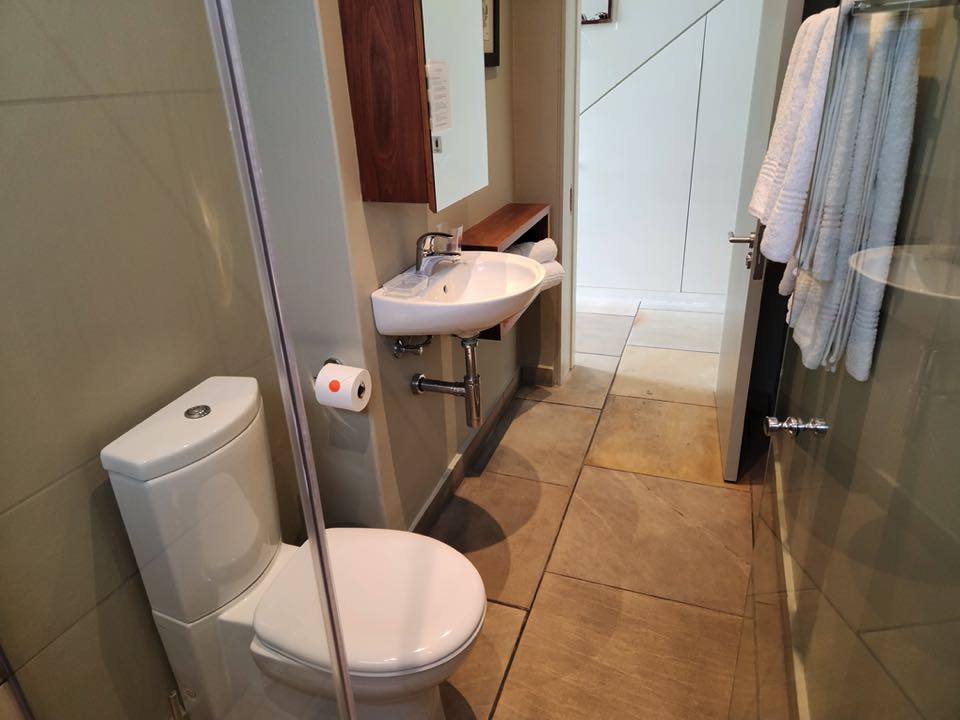 24 Loader Street - bathroom 2