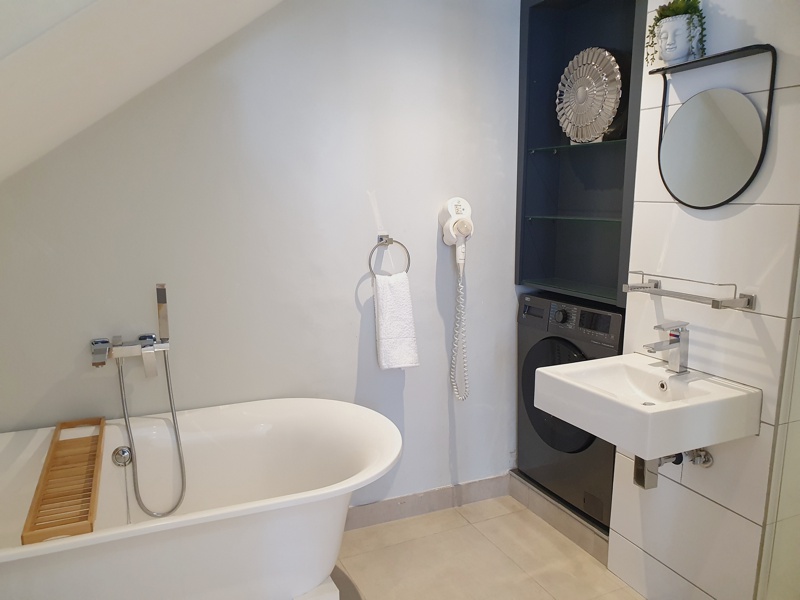 8a Loader Street - en-suite bathroom