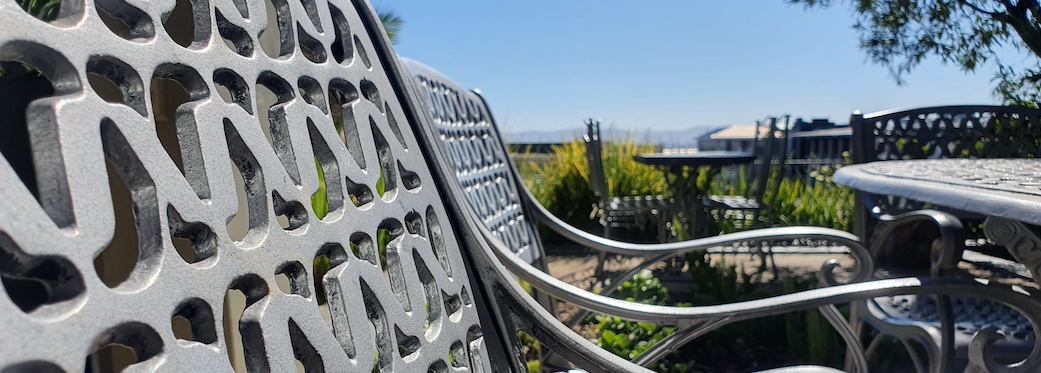 24 Loader Street - pond garden seating