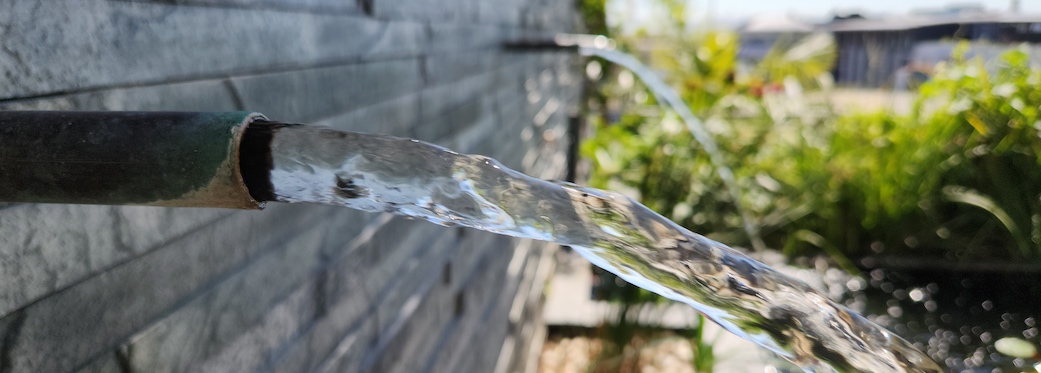 24 Loader Street - pond fountain