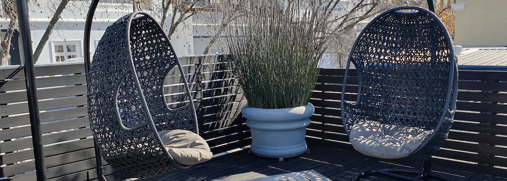 10 Loader Street - roof deck hanging chairs